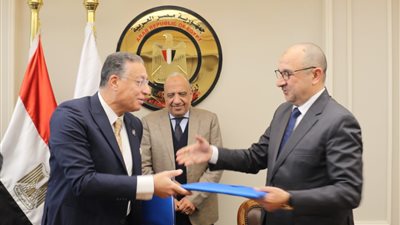 وزير قطاع الأعمال يشهد توقيع عقد إنشاء مصنع جديد لـ منتجات الكلور