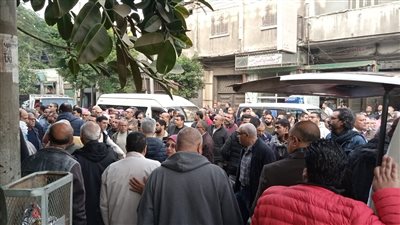 في غياب الفنانين.. تشييع جثمان والدة الفنانة سماء إبراهيم | صور