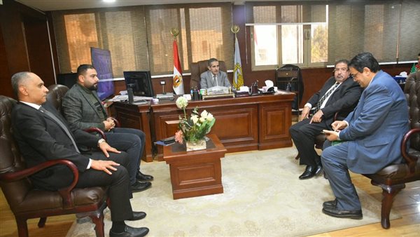 محافظ الغربية يناقش