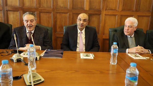 اجتماع فى الغرفه