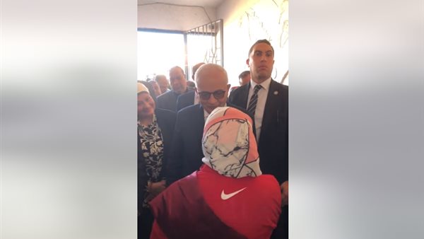 وزير التعليم وطالبة