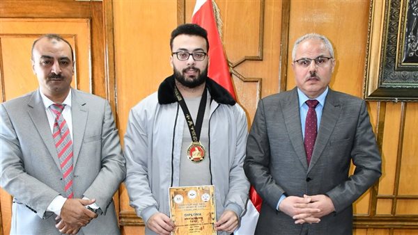 طالب الهندسة بطل