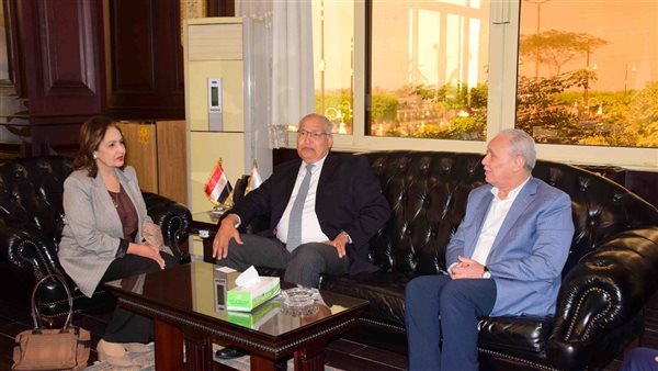 محافظ الأقصر يبحث