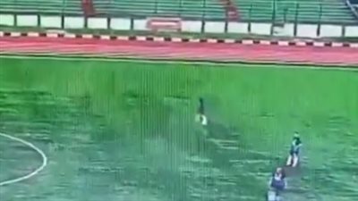 وفاة اللاعب الإندونيسي سبتيان سوبانج بسبب صاعقة جوية | فيديو