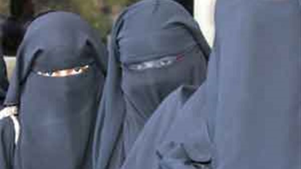 فتيات ترتدي نقاب