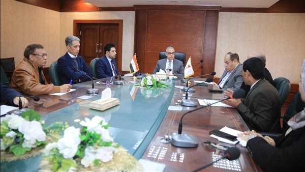 خلال اجتماع محافظ