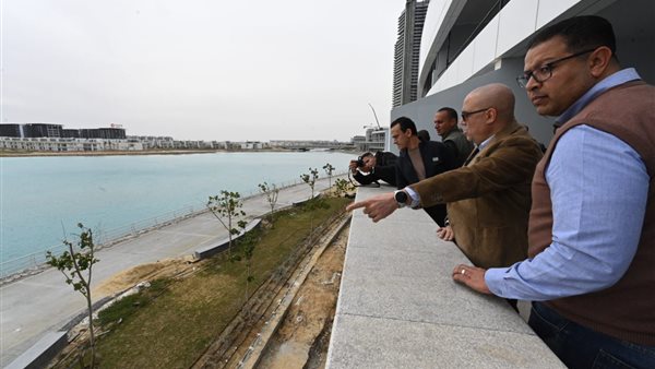  وزير الإسكان خلال