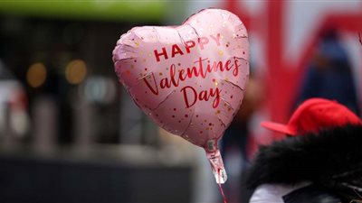 كلام رومانسي لعيد الحب.. عند كل خلاف بيننا يزداد تعلقي بك