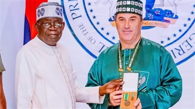 رئيس نيجيريا يُكرم بيسيرو ولاعبي النسور ويمنحهم الوسام الوطني بعد انتهاء أمم إفريقيا 