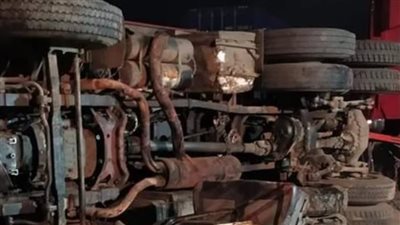 انقلبت على الطريق.. مصرع سائق سيارة نقل متفحما داخل كبينة القيادة بالصف
