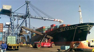 تداول 36 سفينة تجارية بميناء دمياط.. واستقبال 261 طن منتجات غذائية