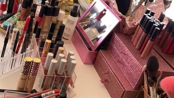 عطور ومكياج