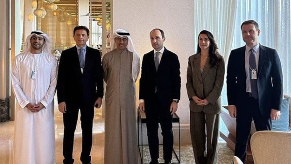 لقاء رجل الأعمال