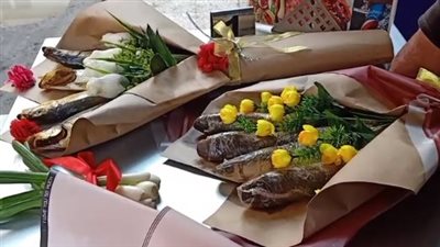 بوكيه فسيخ ورنجة وبوكس شاورما.. أغرب هدايا عيد الحب في البحيرة وسوهاج | بث مباشر 