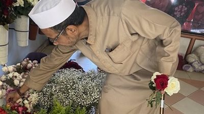 يمشي بعكاز.. مسن ينتقي أجمل الورود لزوجته في عيد الحب بالأقصر: شريكة حياتي عالحلوة والمرة