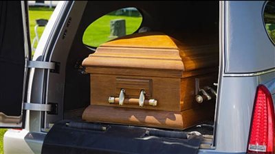 عادت من الموت.. سيدة مصابة بحروق شديدة تستيقظ في جنازتها