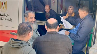 سيارة المركز التكنولوجي بكفر الشيخ تقدم 44 خدمة وتصدر 24 رخصة فورية