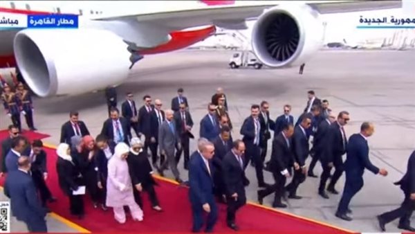 السيسي وقرينته يستقبلان