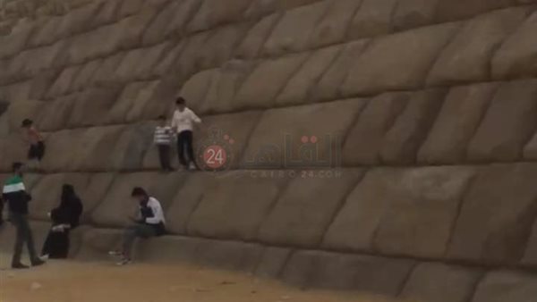 تبليط هرم منكاورع