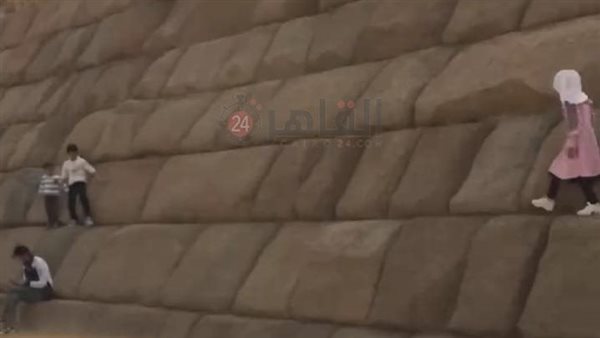  أطفال يتسلقون هرم