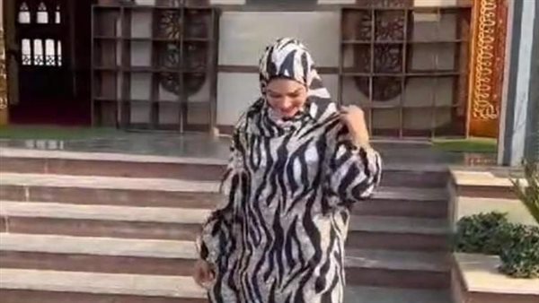 مصممة أزياء تعرض