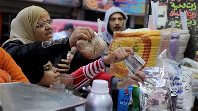 الإحصاء: ارتفاع خدمات النقل سبب زيادة التضخم.. وأسعار اللحوم والسكر انخفضت