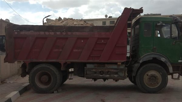 ضبط سيارة تلقي مخلفات