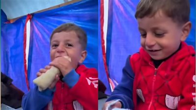 رغم القصف والحصار.. سعادة غامرة لصغير فلسطيني بـ أكل شطيرة شاورما