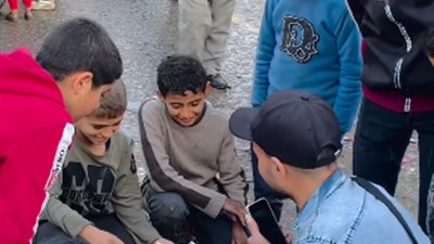 جبرًا بخاطر أطفال غزة.. شاب فلسطيني يشتري الحلوى بضعف ثمنها لتخفيف أعباء المعيشة