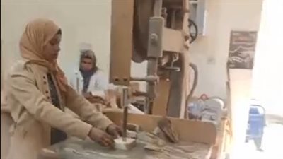 قصة كفاح 25 فتاة يعملن بورشة أخشاب لتصنيع الأدوات المنزلية: الآلات خطر وحادة جدا واتعلمنا نشغلها| بث مباشر 