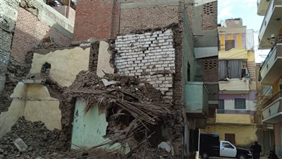 كان بيهد في بيته وقع اللي جنبه.. التحفظ على شخص تسبب في انهيار منزل بالمنيا