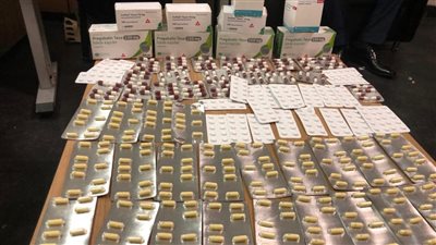 جمارك مطار القاهرة الدولي تضبط 7 أشخاص بمبنى الركاب رقم 3 بحوزتهم 6900 قرص مخدر 