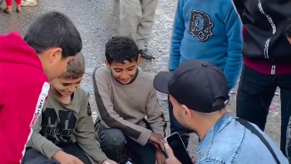 أحمد أبو الروس وأطفال