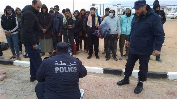 ترحيل 35 مصريا بينهم