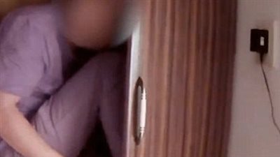 مستخبي في الدولاب.. القبض على سيدة ضبطها زوجها مع عشيقها في غرفة النوم بالقطامية