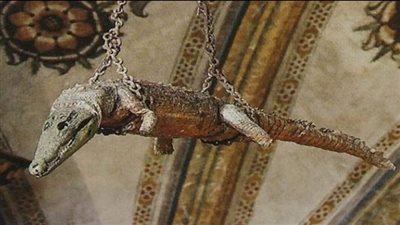 عمره 500 عام.. ما قصة التمساح المعلق في سقف كنيسة بإيطاليا؟