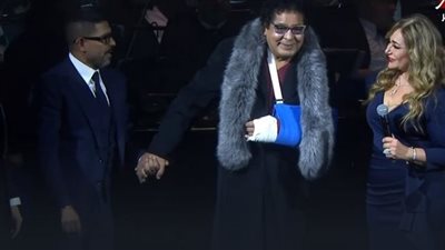 الكينج بذراع مكسور وصُلح الهضبة وعمرو مصطفى.. أبرز المشاهد بحفل الليلة السعودية المصرية |فيديو