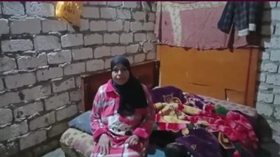 استغاثة سيدة تعول 4 أبناء في المنيا: عايزين بطانية.. بيناموا على الأرض ونفسي يتدفوا | بث مباشر