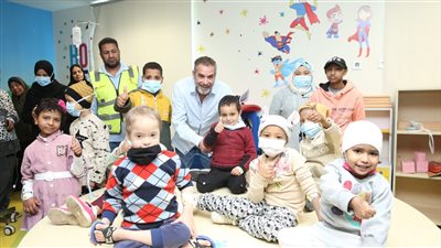 البدري بدار.. الفنان أحمد عبد العزيز يدعم الأطفال المصابين بالسرطان في الأقصر | صور