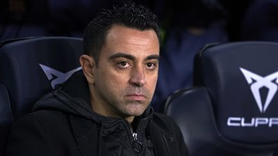 رغم إعلانه الرحيل.. تشافي منفتح على البقاء في برشلونة 