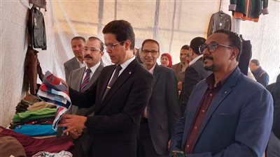رئيس جامعة بنها يفتتح معرض الملابس الخيري لمساعدة الطلاب غير القادرين
