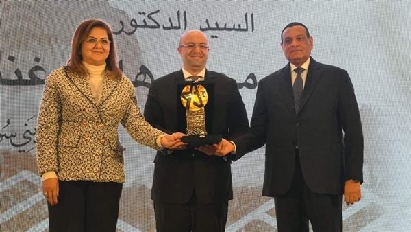 محافظ بني سويف يتسلم