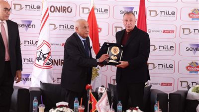 حسين لبيب يمنح الخطيب درعًا تذكاريًا يحمل اسم العامري فاروق.. ورئيس الأهلي يرد