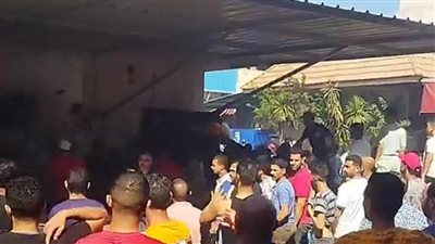 تراكم الزيوت يتسبب في حريق بسوق الأسماك المطور ببورسعيد.. والحماية المدنية تسطير على النيران