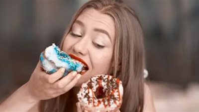 التقلبات المزاجية وضباب الدماغ.. اضطرابات عقلية بسبب الإفراط في السكريات 