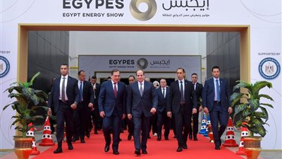 السيسي يتفقد المعرض المقام على هامش مؤتمر مصر الدولي السابع للطاقة