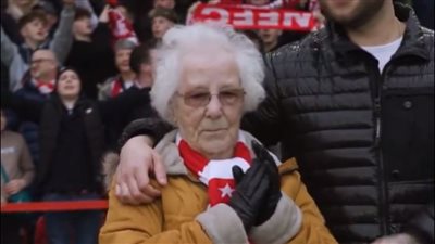 عمرها 92 عامًا.. نوتنجهام فورست يدعو مشجعة لحضور مباراة بعد غيابها 15 سنة بسبب فقدانها البصر