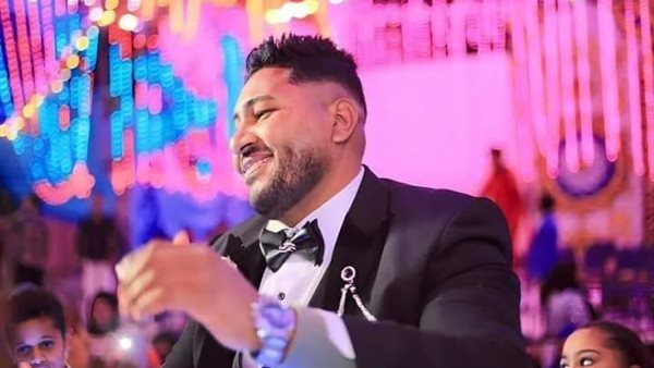 الشاب أثناء حفل زفافه