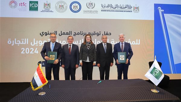 خلال جلسة التوقيع