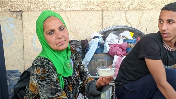 سيدة توزع النفحات